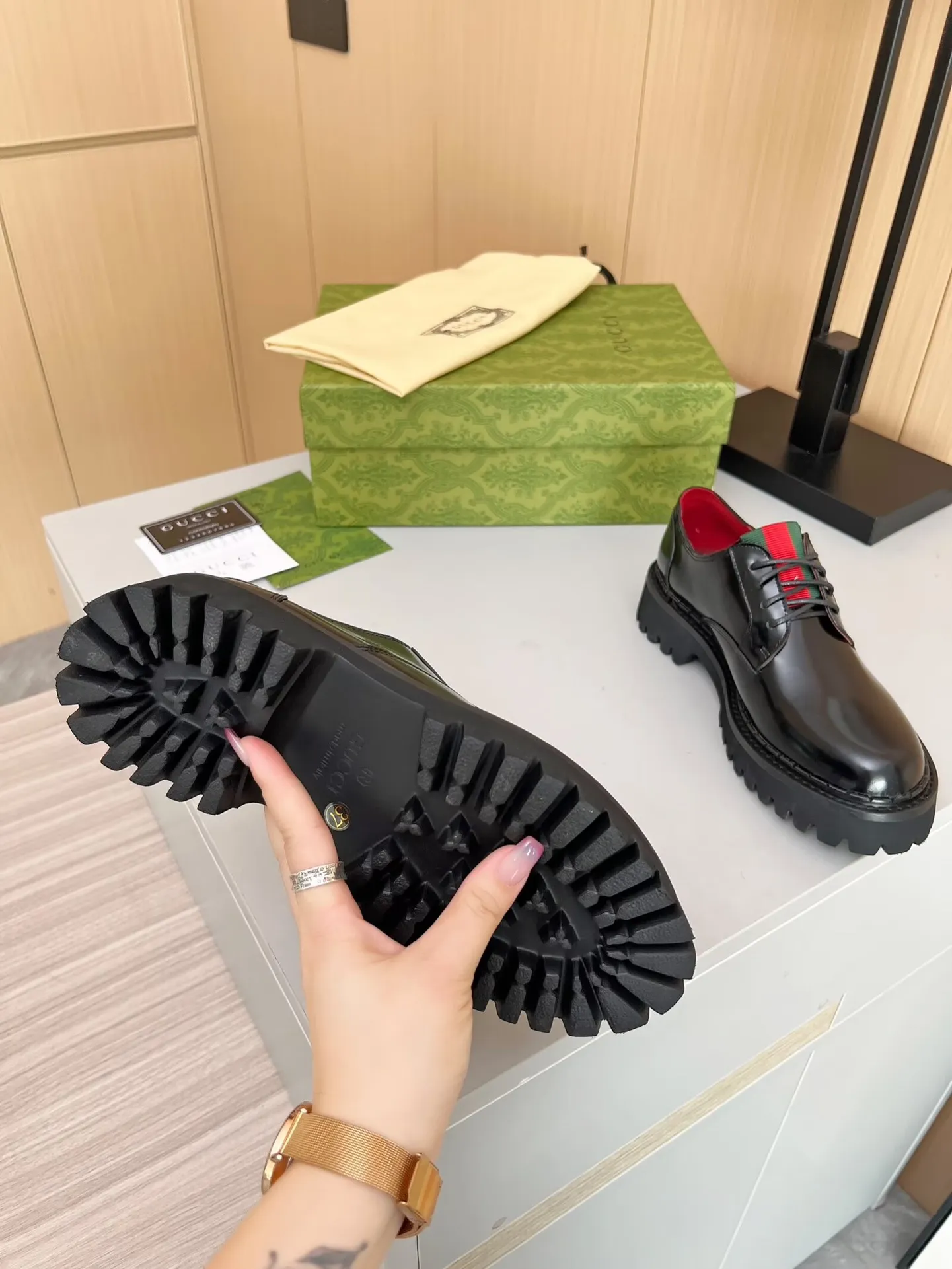 👟👟Ex-factory price 480👟👟 ✅The latest Gucci GUCCI lace-up loafers at the counter. They are mainly matched with various styles of trendy clothes to highlight their fashion. ✅ A must-have recommended ➡️ Fabric: cowhide, open edge beads Inner/foot pads: red cow lining Color: black Size: 34-41 (34, 41 need to be customized) Heel height: 5cm Outsole: Foam outsole material ✅ Equipped with cloth bag and card